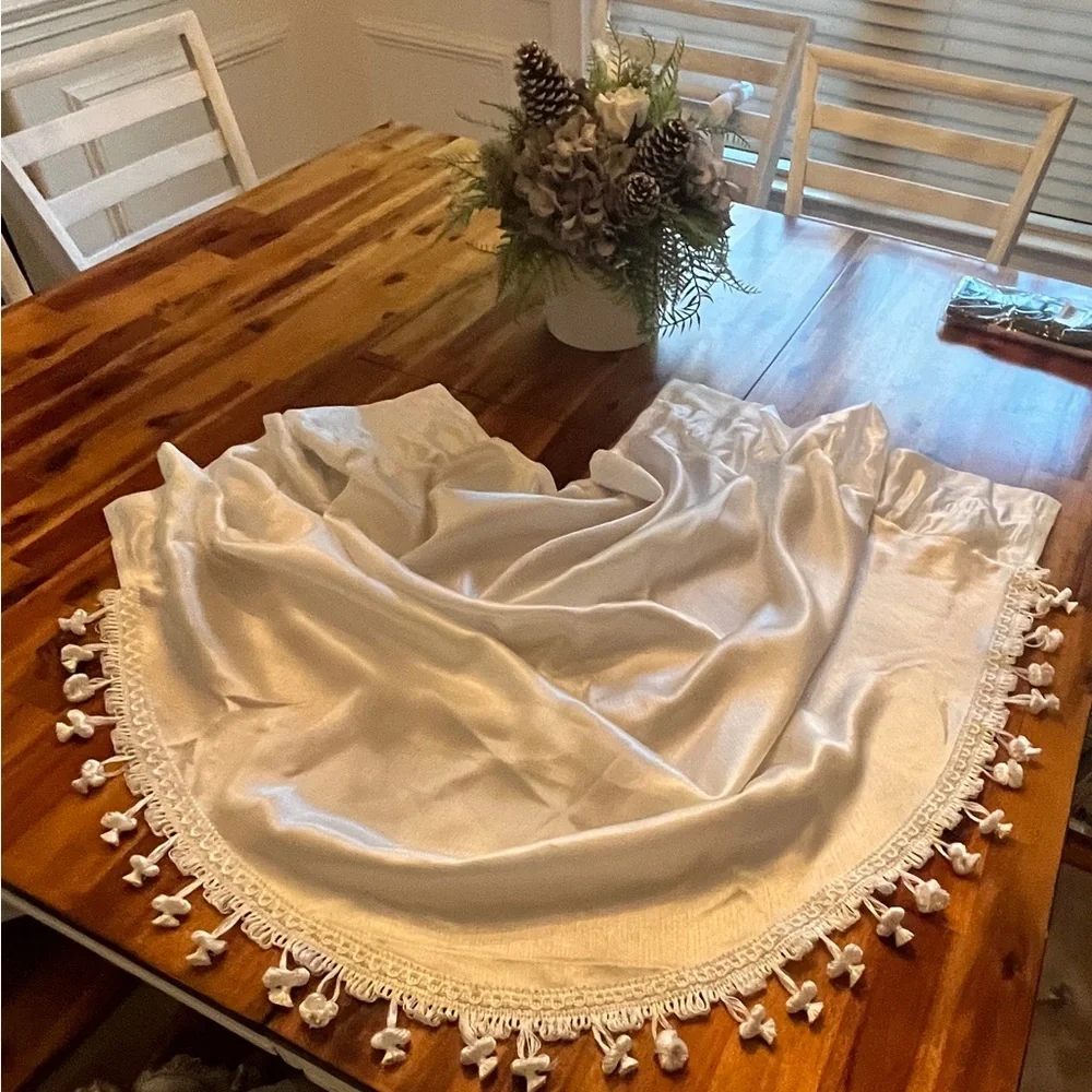 Elegant White Waterfall Valance (window curtains)